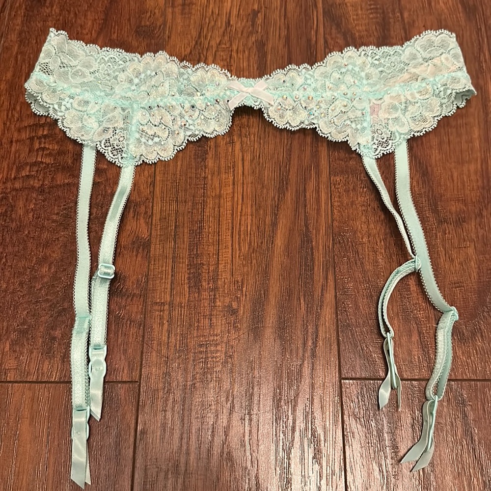 NWT- Victoria’s Secret Garter- XS/S